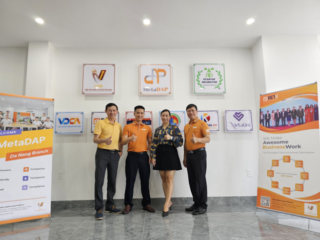 Ông Trần Quốc Việt (giữa) –Giám đốc MetaDAP cùng các vị khách tham dự