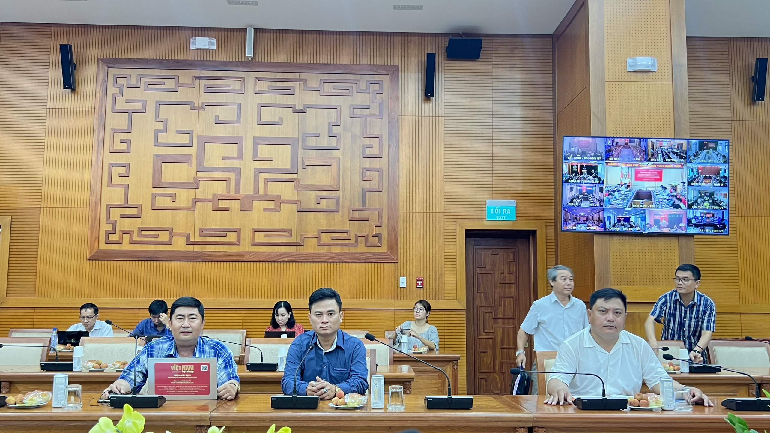 Quang cảnh buổi họp bồi dưỡng kiến thức xây dựng Đảng