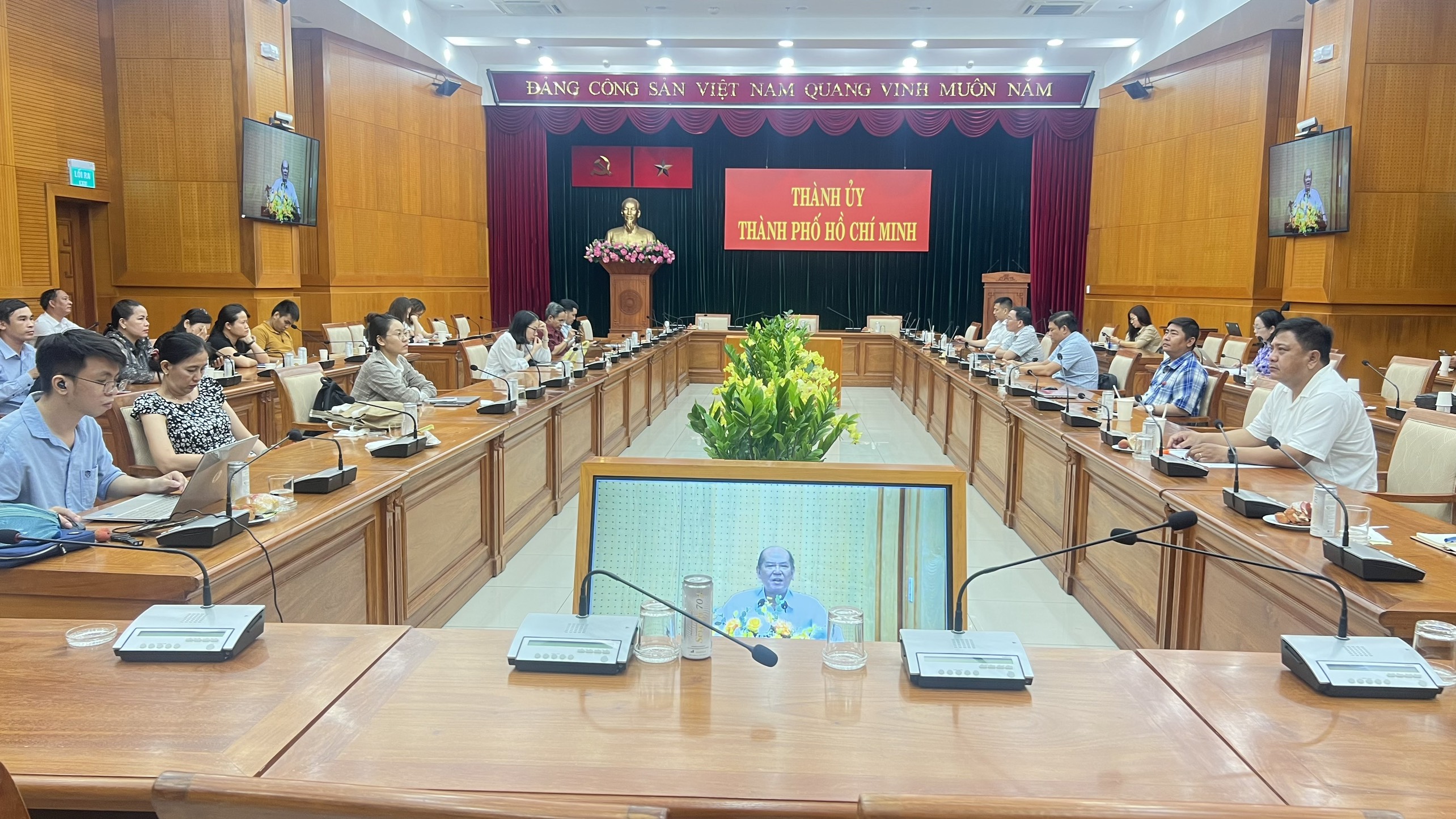 Quang cảnh buổi họp