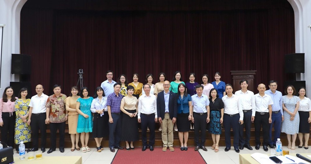 Đại biểu dự tọa đàm chụp ảnh lưu niệm.