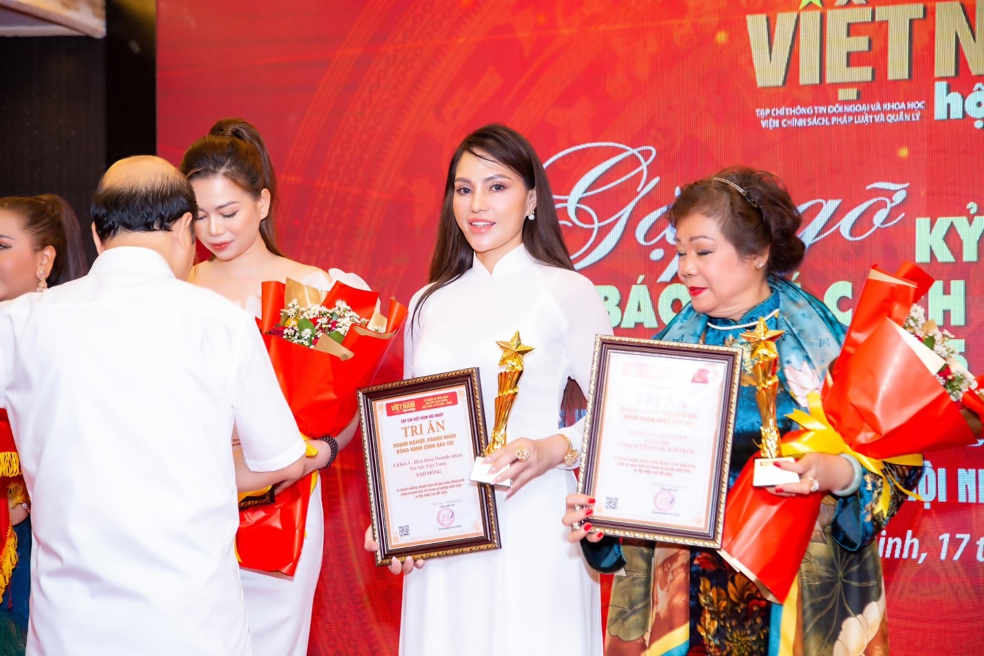 Á Khôi 1 Ánh Hồng nhận bằng tri ân vì cống hiến cùng cơ quan báo chí