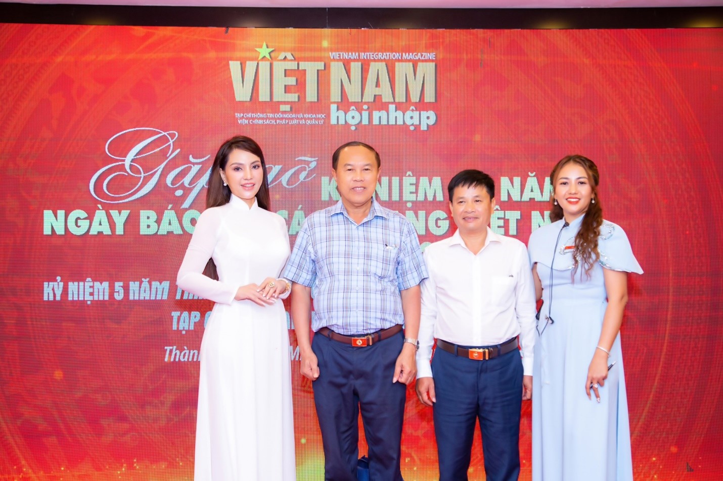 Á Khôi 1 Ánh Hồng chụp hình lưu niệm cùng BTC