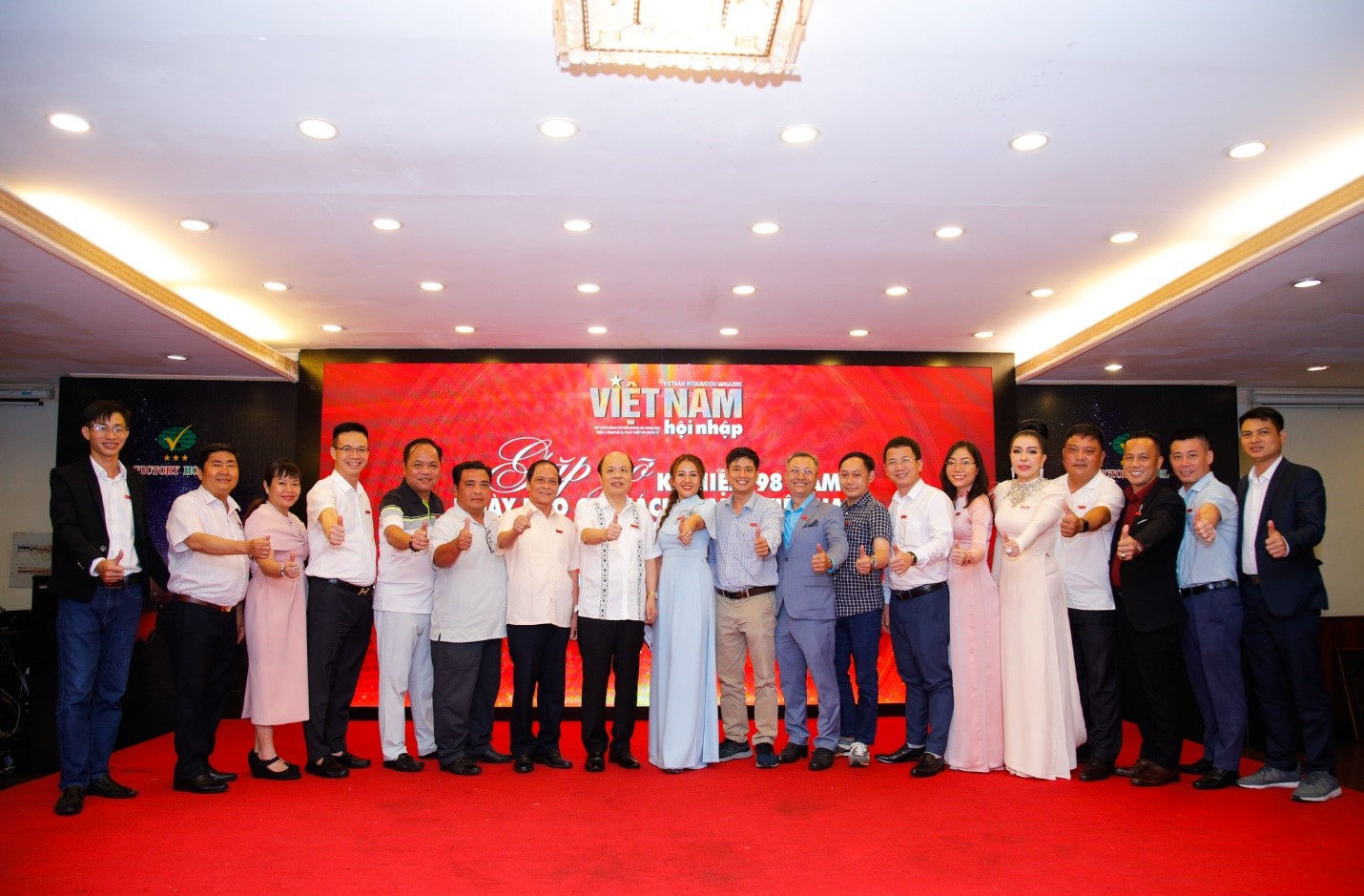 Toàn thể cán bộ Tạp chí Việt Nam Hội Nhập phía Bắc và chi nhánh TPHCM chụp ảnh lưu niệm