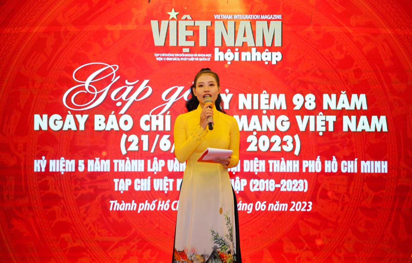 MC song ngữ Ngọc Huế dẫn dắt chương trình