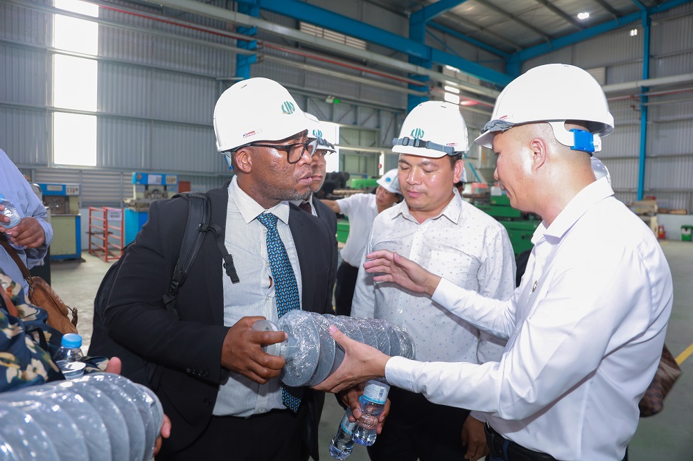 Đoàn Bộ Điện lực Nam Phi tìm hiểu về sản phẩm mang thương hiệu Việt Nam được công ty sản xuất.