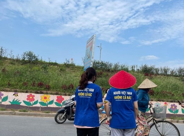  Lực lượng đoàn viên tham gia tổng vệ sinh môi trường.
