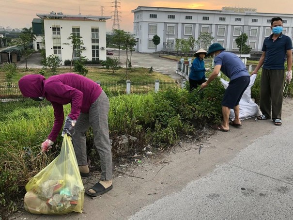  Người dân thu gom rác thải bảo vệ môi trường.