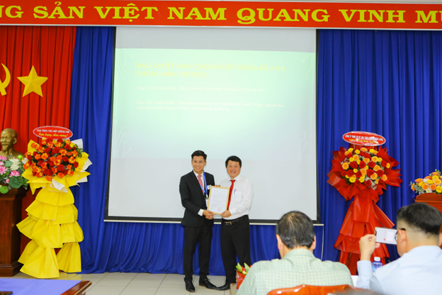 Ông Trịnh Đình Dương - Chủ nhiệm CLB Doanh nghiệp Tâm Trí Việt (bên phải) trao quyết định cho ông Trần Trọng Quyết - Giám đốc Công ty Cổ phần sản xuất bao bì Quyết Thắng - Người phụ trách thị trường CLB Doanh nghiệp Tâm Trí Việt tại Bình Dương