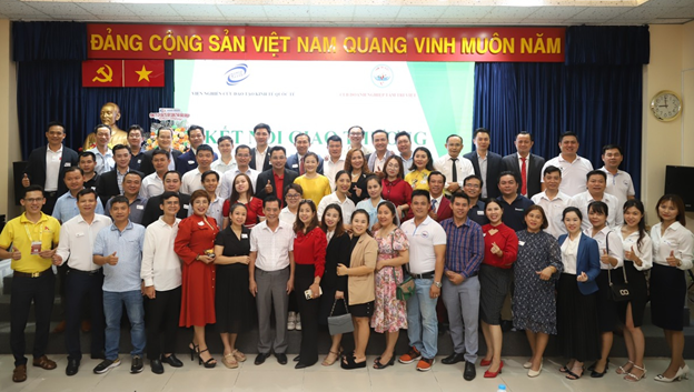 Hội viên chụp ảnh lưu niệm tại buổi ra mắt Câu lạc bộ Doanh nghiệp Tâm Trí Việt
