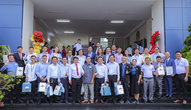 Hội viên CLB và Khách mời chụp ảnh lưu niệm