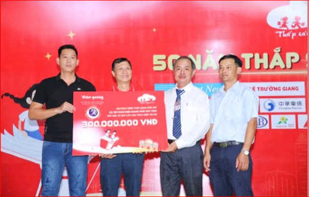 Điện Quang cùng NPP Lâm Anh trao tặng biểu trưng “Thắp sáng ước mơ”