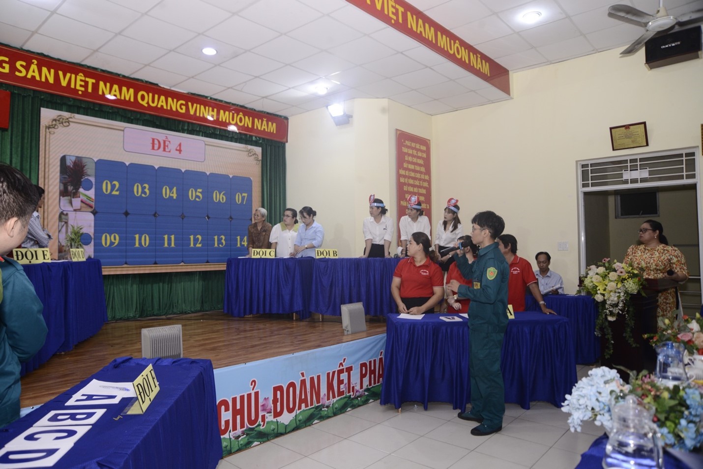 Các đội thi trải qua 3 vòng thi để chiến thắng