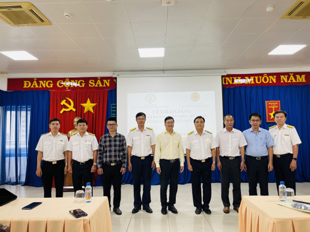 Ban giảng huấn chụp ảnh lưu niệm cùng Lãnh đạo Trường Bồi Dưỡng Cấn bộ Tái Chính và Lãnh Đạo Cục Thuê tỉnh Bình Dương