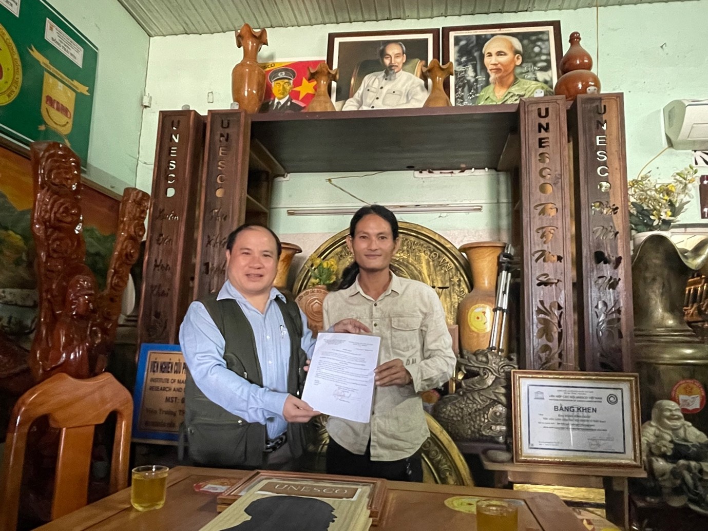 Ông Phạm Đình Vương, Trưởng Văn phòng Đại diện Trung Ương Hội GDCSSKCĐ Việt Nam kiêm Giám đốc Trung Tâm UNESCO Văn Hoá và Thông Tin Truyền Thông và ông Lê Minh Hảo - Phụ trách Trạm liên lạc, cũng là Chủ tịch Câu lạc bộ sưu tầm kỷ vật tiền cổ xưa và nay tại Lagi