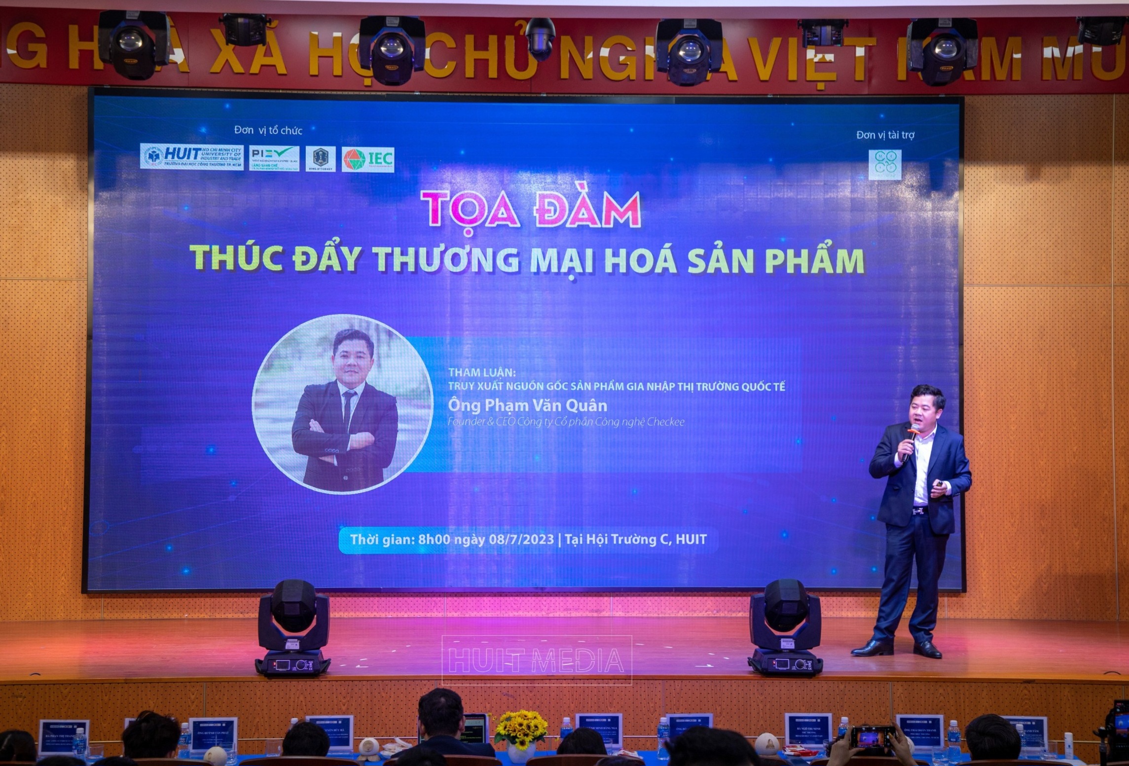 Ông Phạm Văn Quân trình bày báo cáo tham luận