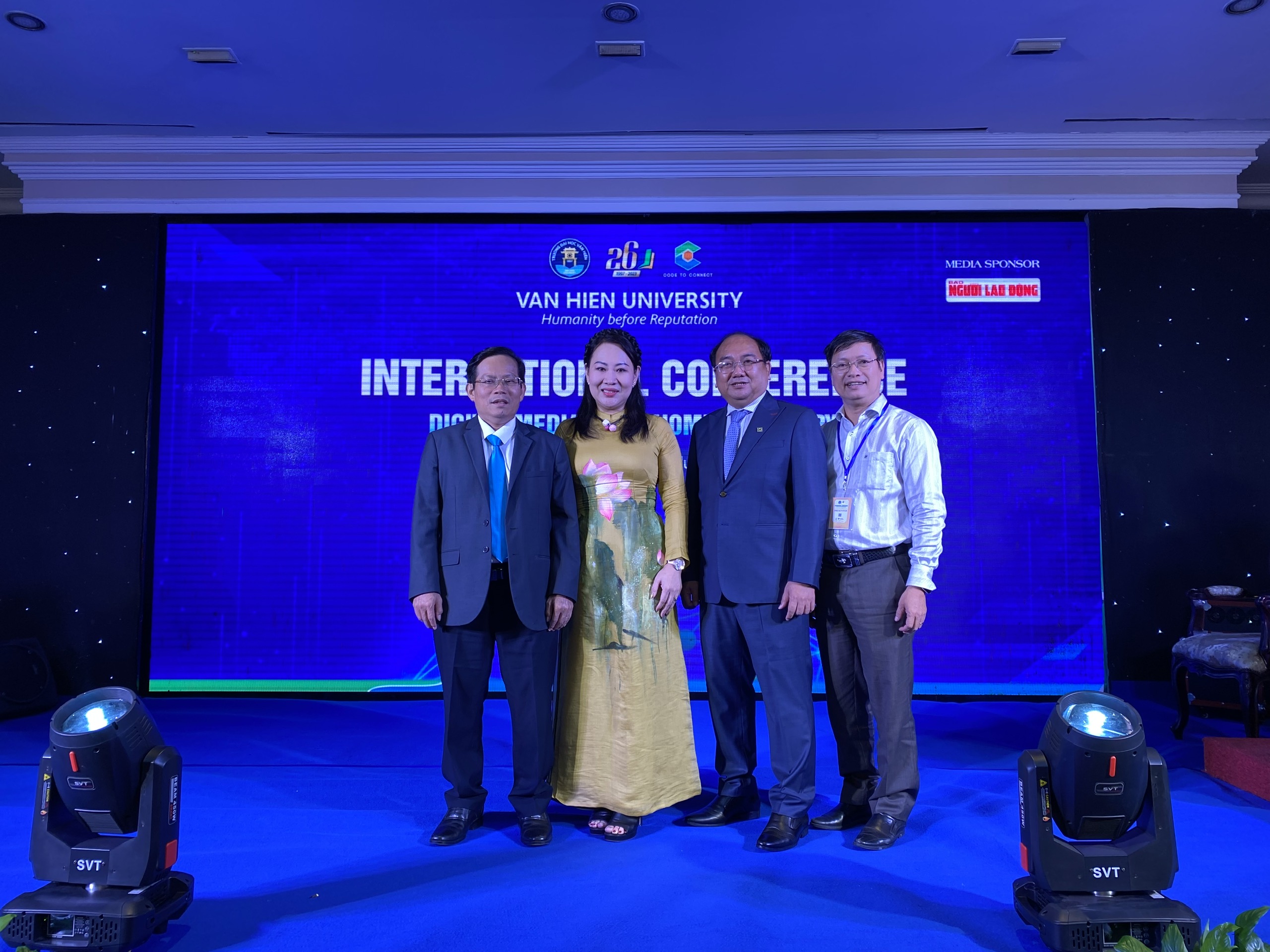 TS - Nhà báo Tô Đình Tuân, Tổng Biên tập Báo Người Lao Động – PGS.TS Phan Thị Hồng Xuân, Chủ tịch Hội Hữu nghị Việt Nam - Đông Nam Á, PGS-TS Nguyễn Minh Đức, Hiệu trưởng Trường ĐH Văn Hiến và TS. Trần Quý – Viện trưởng Viện Phát Triển Kinh Tế Số Việt Nam