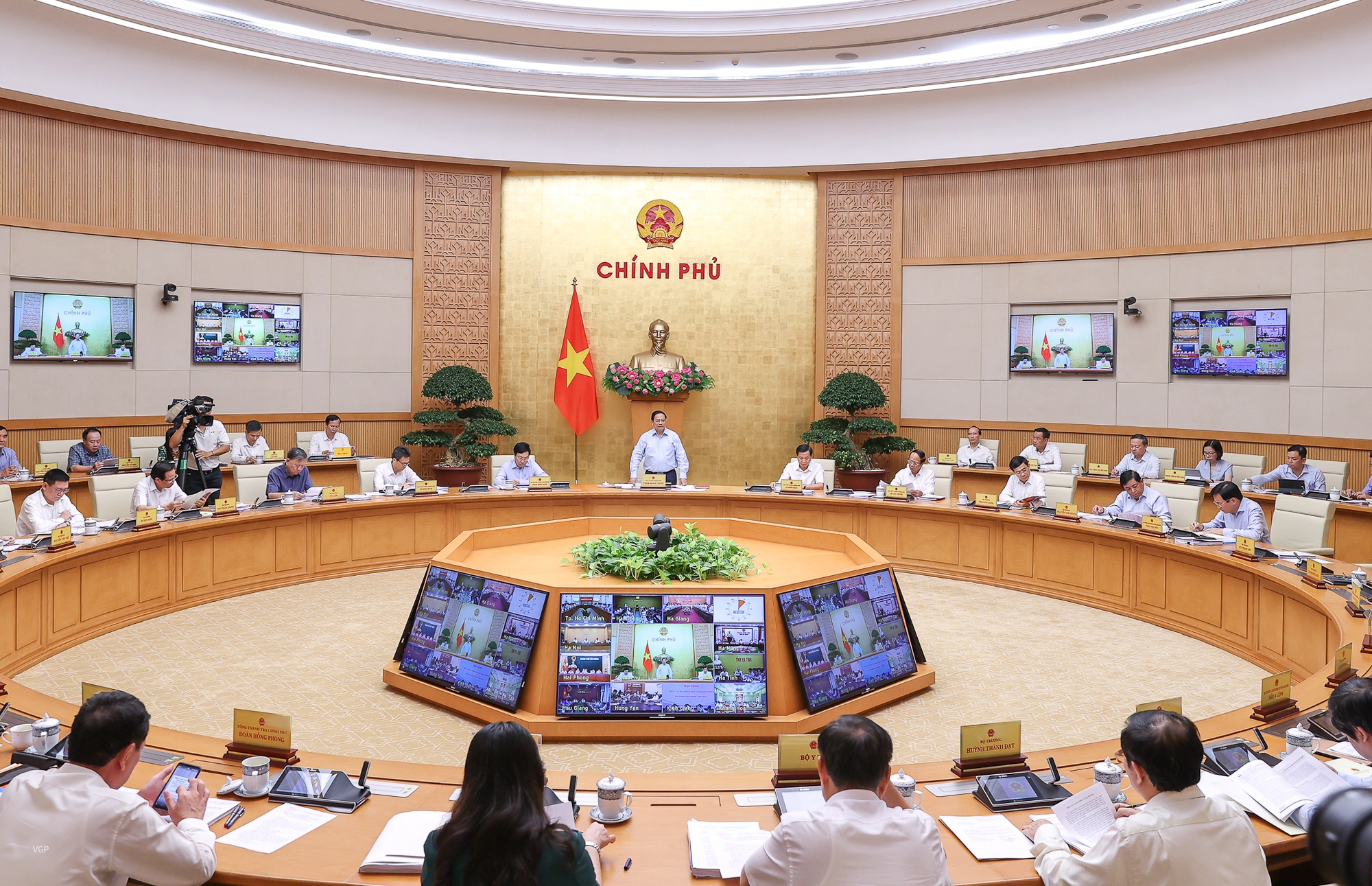 Điều chỉnh phân công Thành viên Chính phủ chủ trì làm việc với các địa phương về sản xuất kinh doanh, đầu tư xây dựng và xuất nhập khẩu