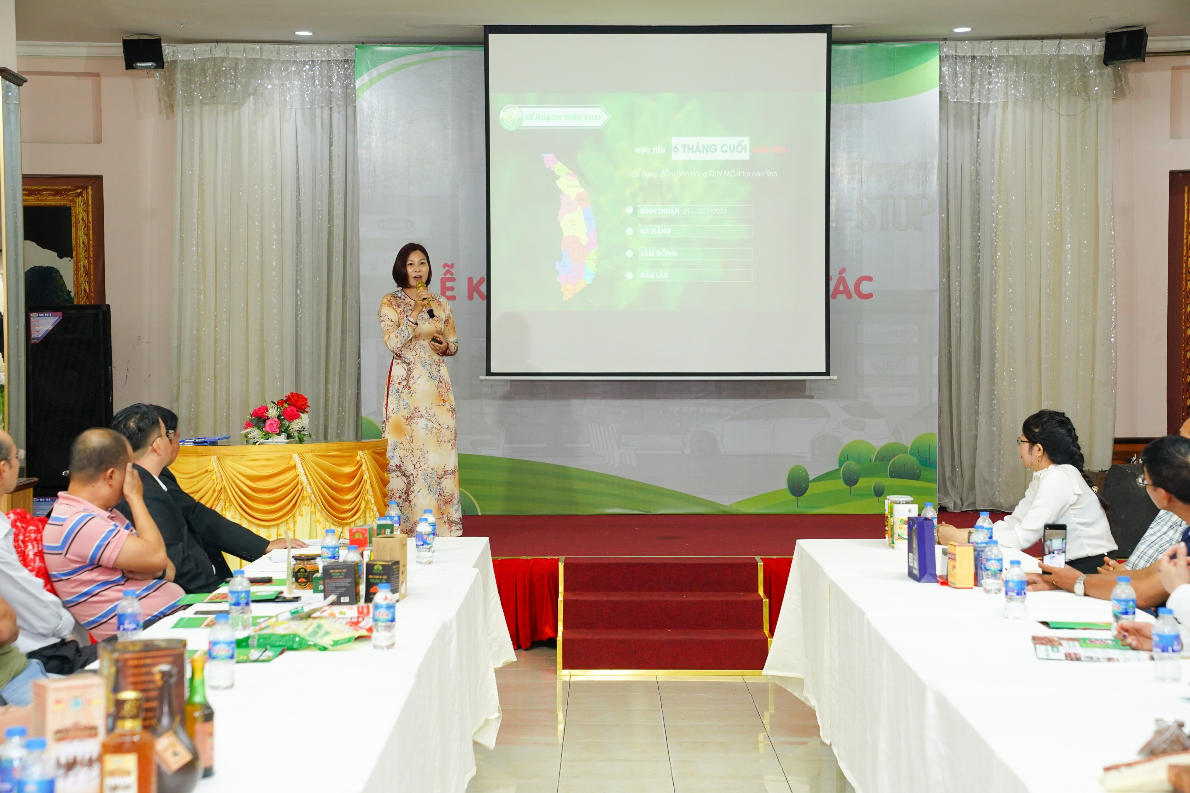 Bà Bùi Tố Nga, giới thiệu chương trình đến các khách mời