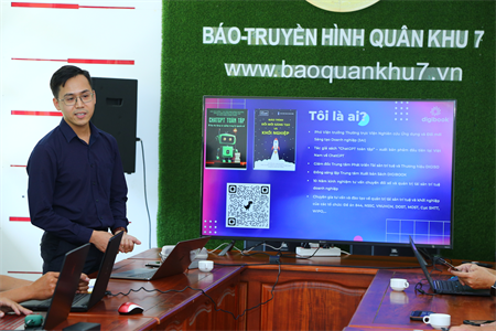 Thạc sĩ Ngô Hữu Thống, Phó Viện trưởng Viện Nghiên cứu Ứng dụng và Đổi mới sáng tạo doanh nghiệp chia sẻ đến đội ngũ biên tập viên, phóng viên Báo Quân khu ứng dụng ChatGPT vào sản xuất báo chí