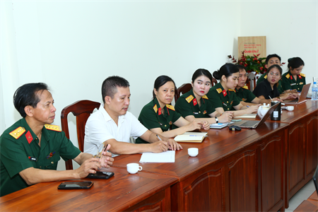 Cán bộ, biên tập viên, phóng viên Báo - Truyền hình Quân khu 7 tham gia tập huấn.