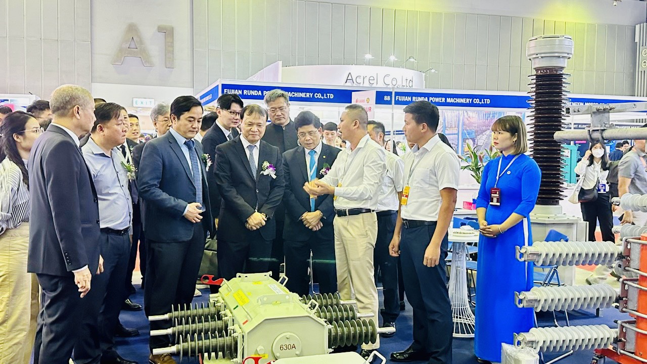 Vina Electric đón tiếp và giới thiệu các sản phẩm tới Thứ trưởng Bộ Công thương Đỗ Thắng Hải cùng đoàn tham quan.