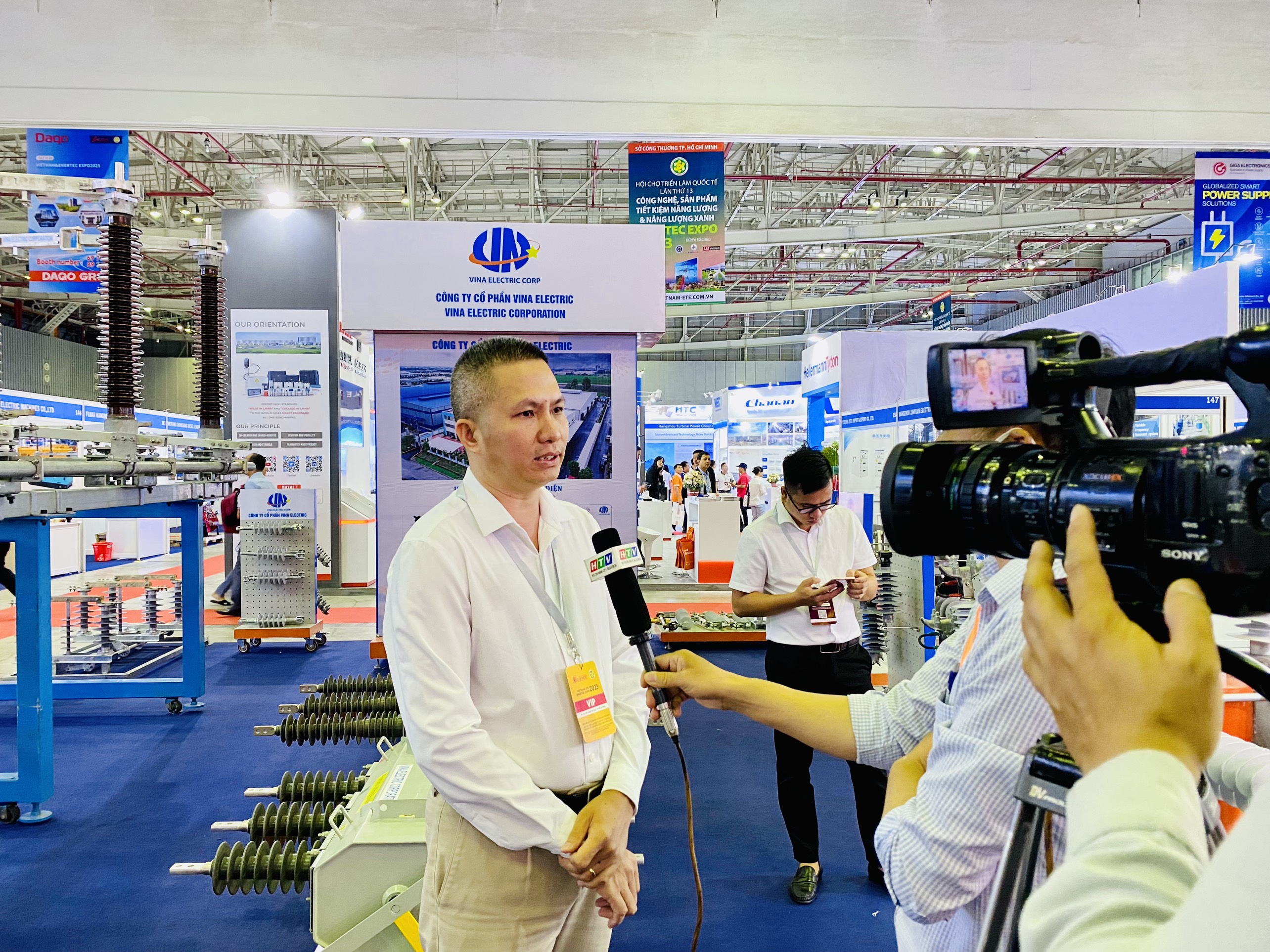 Đại diện Vina Electric, ông Bùi Văn Tuấn chia sẻ với Đài Phát thanh Truyền hình TP. Hồ Chí Minh tại Triển lãm năm nay.