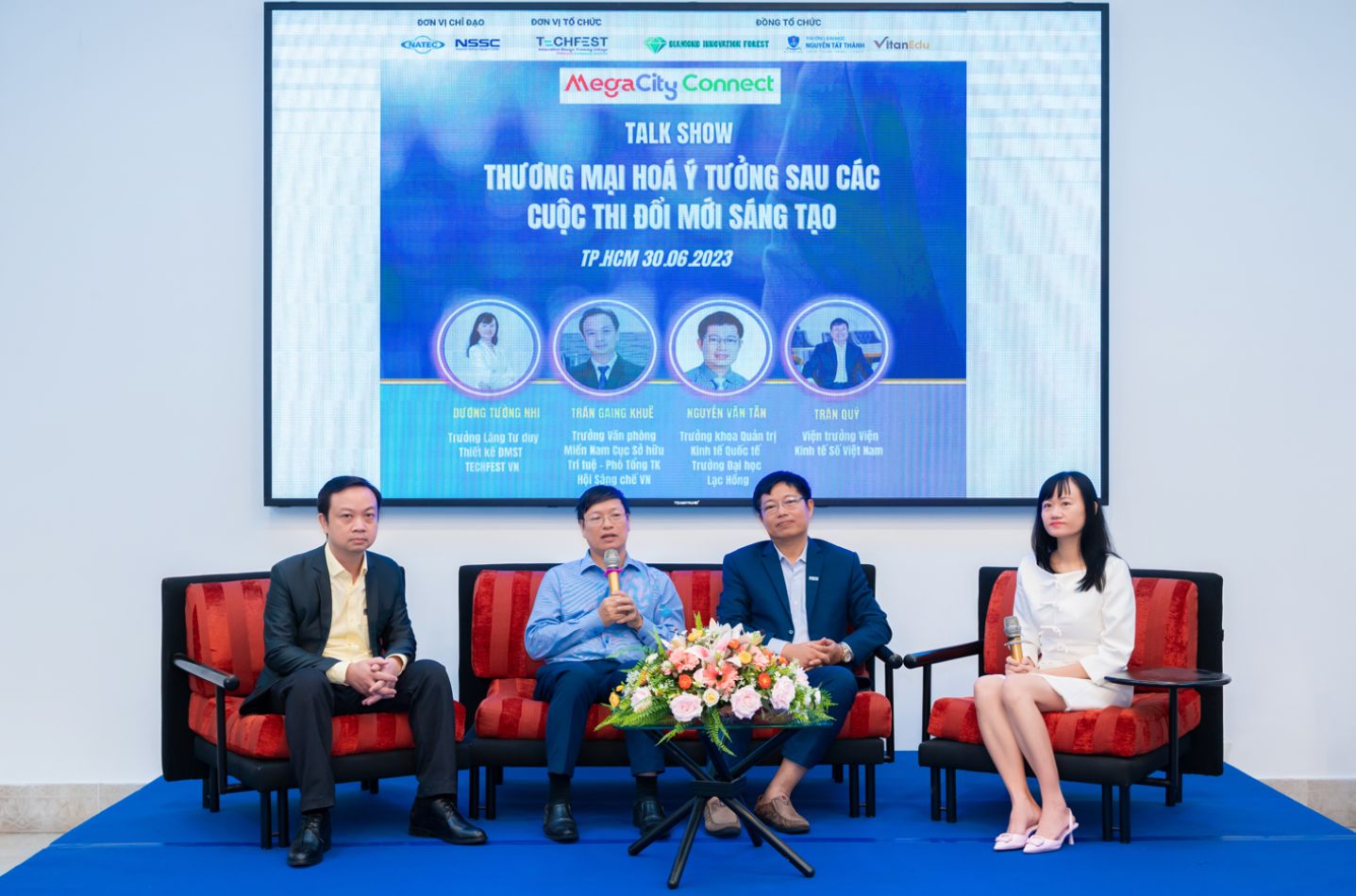 Ông. Trần Quý, Ông. Nguyễn Văn Tân. Ông Trần Giang Khuê, và Bà Dương Tường Nhi với tọa đàm về “thương mại hoá các ý tưởng sau các cuộc thi KN-ĐMST”