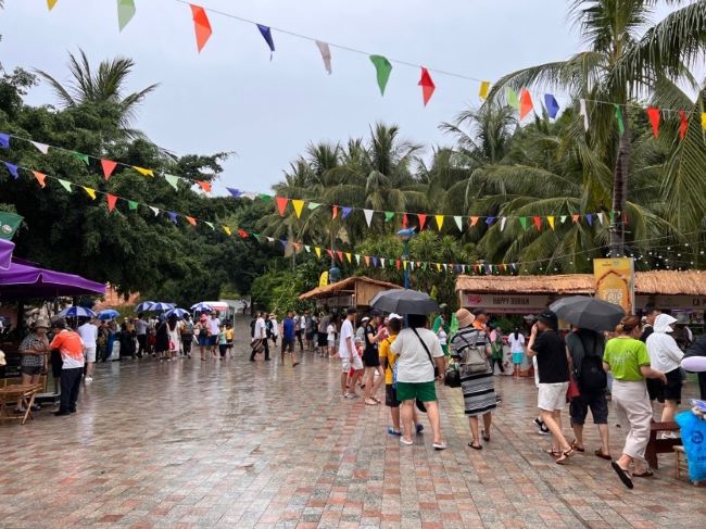 du-khach-tranh-thu-tan-huong-vinwonders-nha-trang-truoc-gio-dien-ra-dai-nhac-hoi-8wonder_64bb788ea90c2.jpg