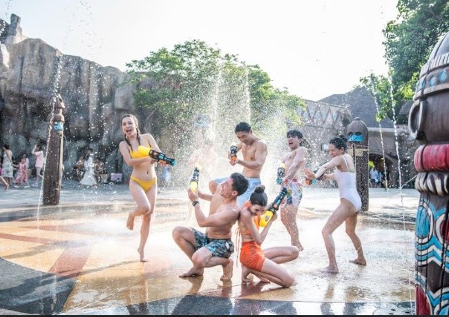 du-khach-tranh-thu-tan-huong-vinwonders-nha-trang-truoc-gio-dien-ra-dai-nhac-hoi-8wonder_64bb78d4cd5f6.jpg