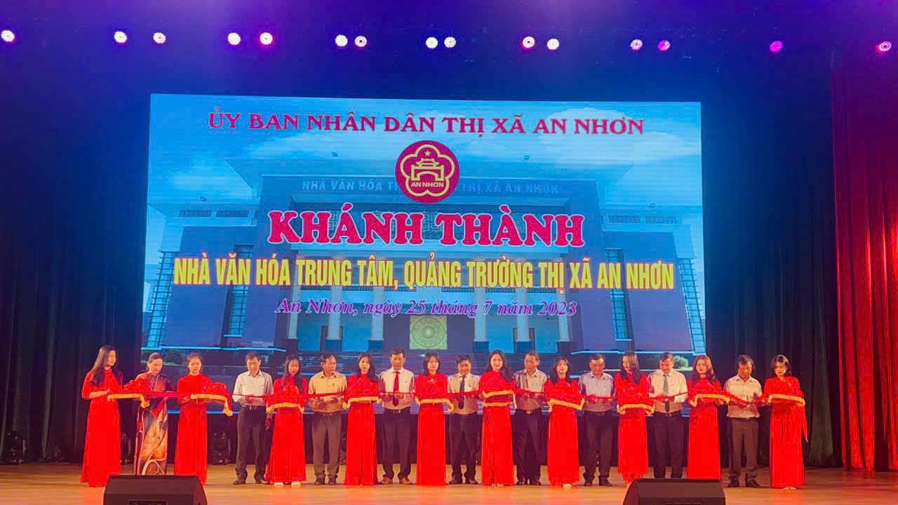 Lãnh đạo cắt băng khánh thành Nhà văn hóa, Quảng trường trung tâm TX An Nhơn
