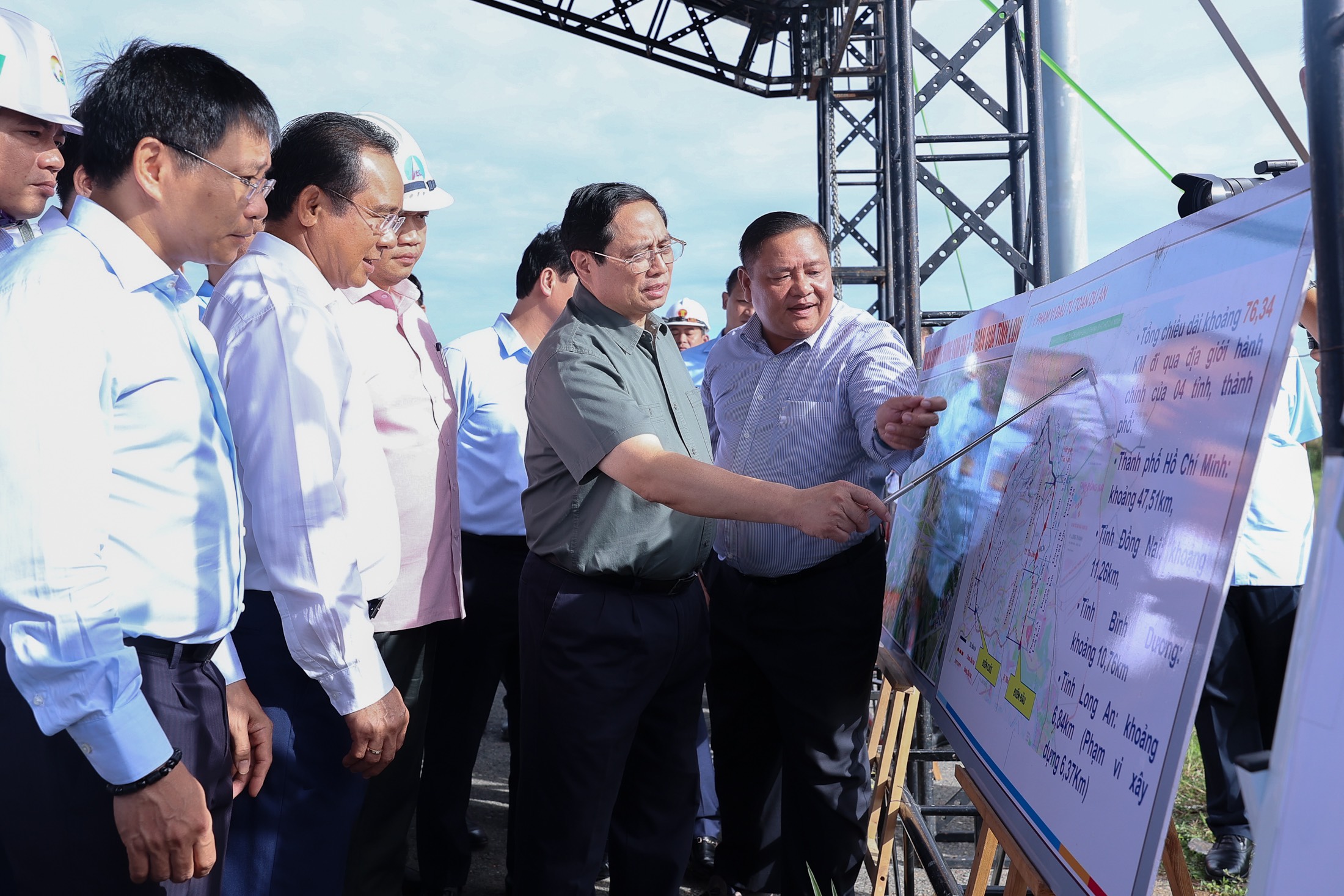 Thủ tướng Phạm Minh Chính cùng đoàn công tác của Chính phủ kiểm tra dự án đường vành đai 3 TPHCM qua tỉnh Long An.