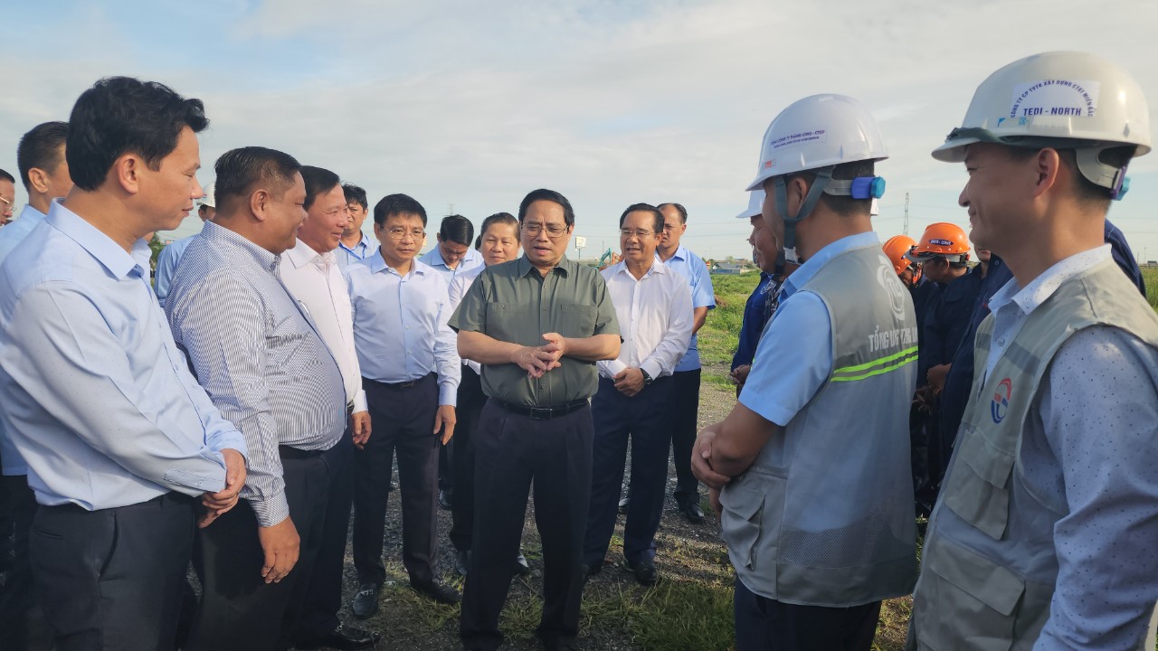 Thủ tướng Phạm Minh Chính thăm hỏi công nhân đang làm việc trên công trường.