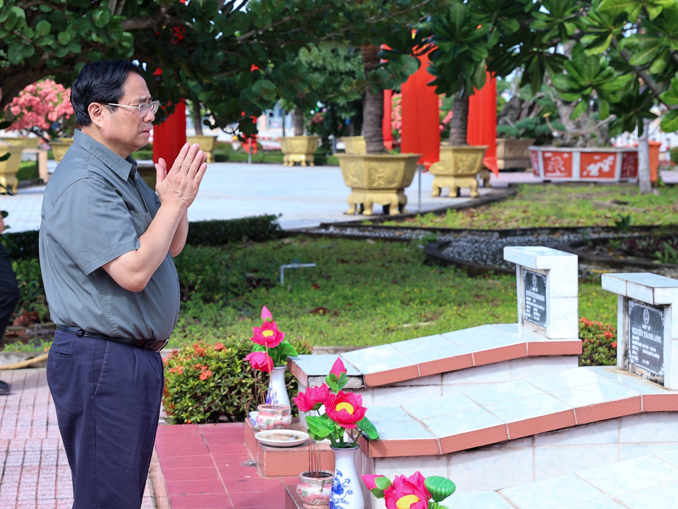 Thủ tướng và các đại biểu thắp hương tri ân các Anh hùng liệt sĩ