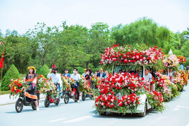 trinh-dien-phi-ngua-vuot-chuong-ngai-vat-xuyen-vong-lua-o-fansipan_64bfcdcee71f2.jpg