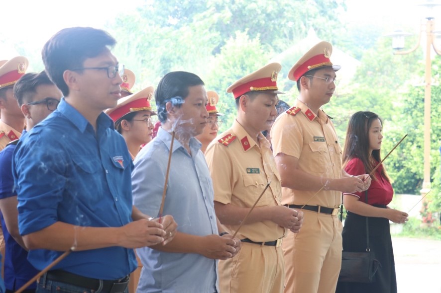 Đoàn Phòng CSGT ĐB-ĐS phối hợp cùng Đoàn Sở Giao thông vận tải, Đoàn Đài truyền hình Thành phố Hồ Chí Minh và Đoàn Trường Đại học Sư Phạm Thành phố Hồ Chí Minh tổ chức dâng hương, dâng hoa tại Khu di tích lịch sử Mộ Cụ Phó Bản Nguyễn Sinh Sắc