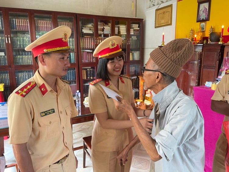    Đoàn viên thanh niên Phòng CSGT ĐB-ĐS thăm hỏi, động viên sức khoẻ gia đình chính sách