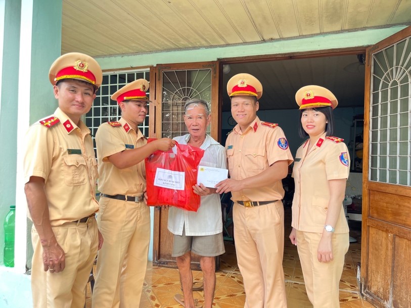 Chi đoàn Đội CSGT Bình Triệu đã tổ chức thăm hỏi, tặng quà cho 05 gia đình có Bà Mẹ VNAH, liệt sỹ, thương binh, gia đình chính sách trên địa bàn đảm trách