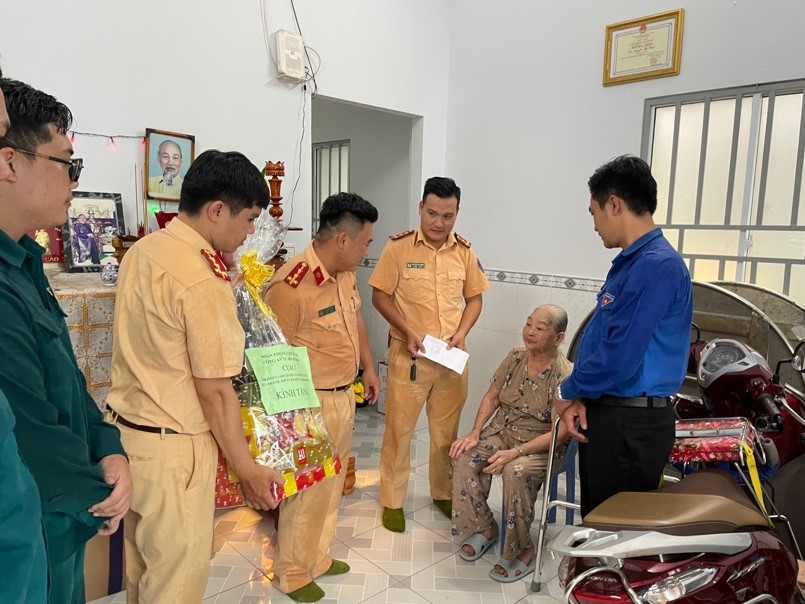 Cụm Chi đoàn 1, Đoàn Phòng CSGT ĐB-ĐS thăm và tặng quà cho Mẹ Việt Nam Anh hùng trên địa bàn Quận 7
