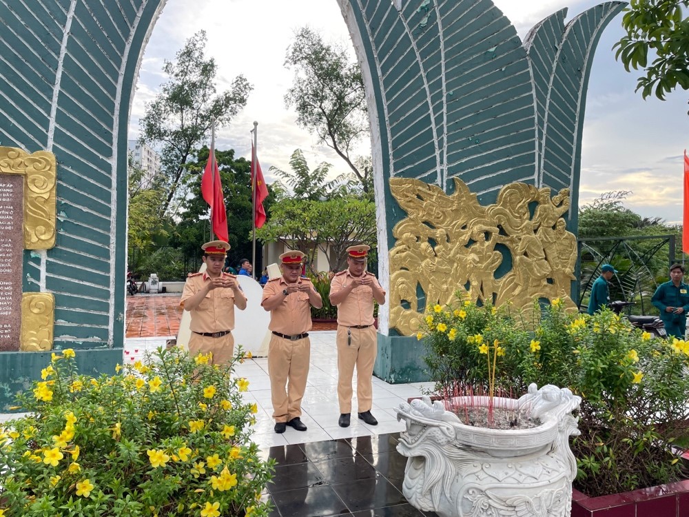 ĐVTN tham gia dâng hương, dâng hoa tại di tích Gò Ô Môi, Quận 7