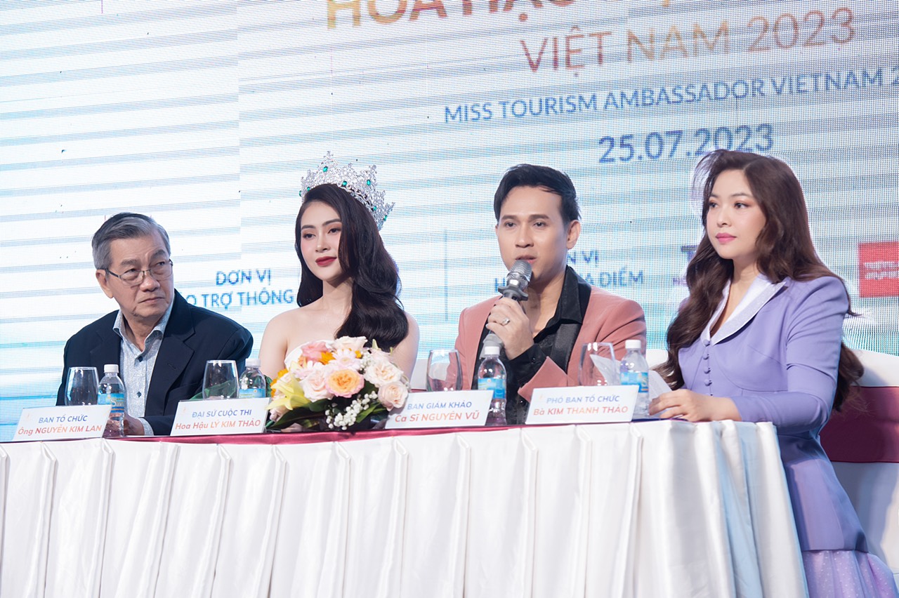 Đại diện Ban tổ chức cuộc thi (bìa trái, phải); đại diện Ban giám khảo (thứ 2 từ phải sang); đại sứ quảng bá cuộc thi (thứ 2 từ trái sang) trả lời câu hỏi của phóng viên, truyền thông (Nguồn: Ban tổ chức)