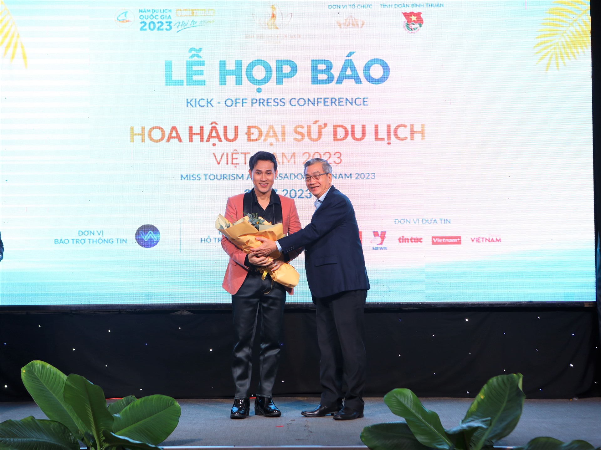 Ca sĩ Nguyên Vũ, đại diện Ban giám khảo nhận hoa từ Ban tổ chức cuộc thi (Nguồn: Ban tổ chức)