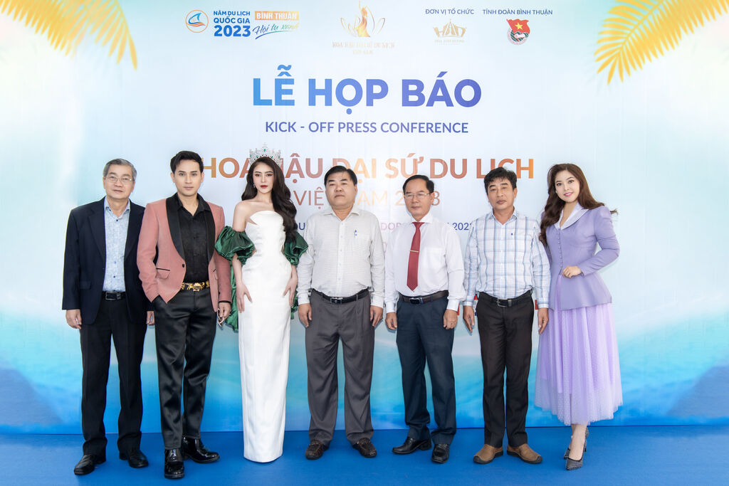 Ban tổ chức chụp ảnh cùng đại diện Ban giam kháo, Đại sứ quảng bá cuộc thi, các đơn vị doanh nghiệp đồng hành trước sảnh họp báo (Nguồn: Ban tổ chức)