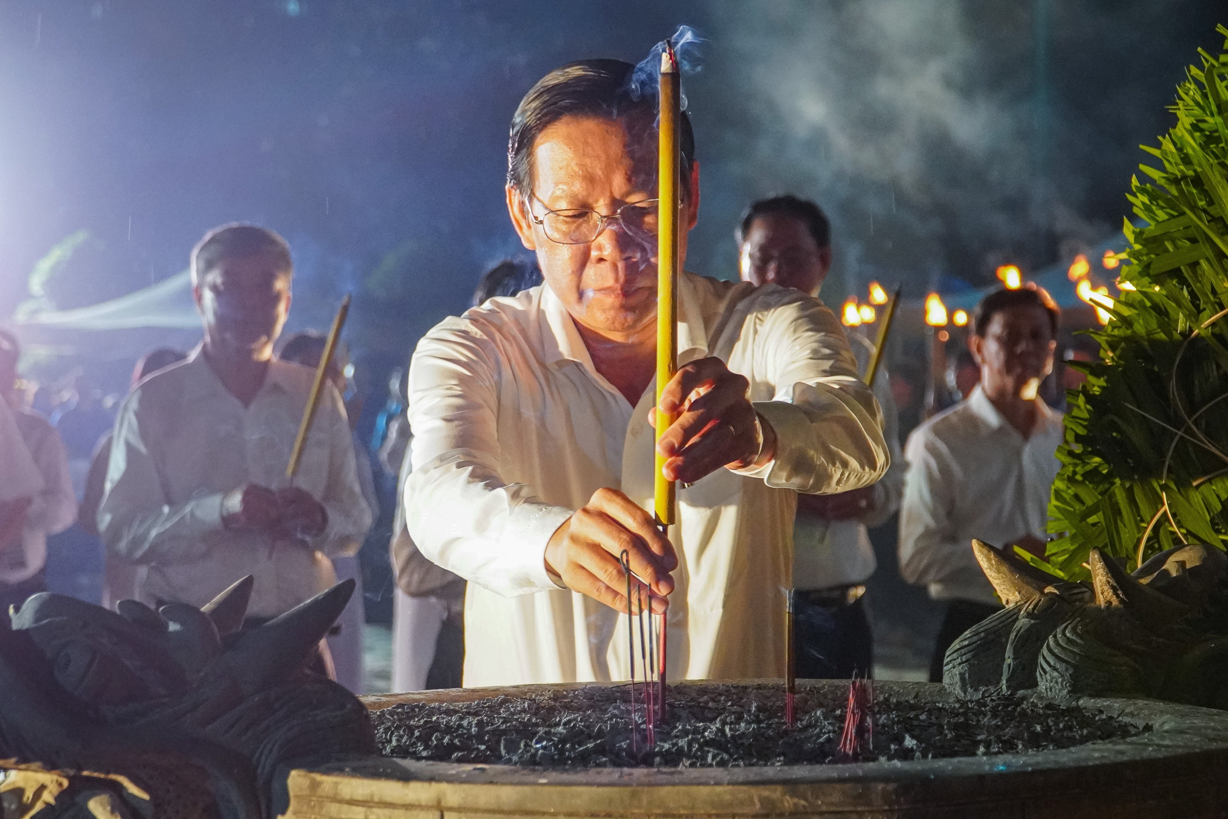 Đồng chí Phan Văn Mãi dâng hương các anh hùng liệt sĩ tại Nghĩa trang TPHCM