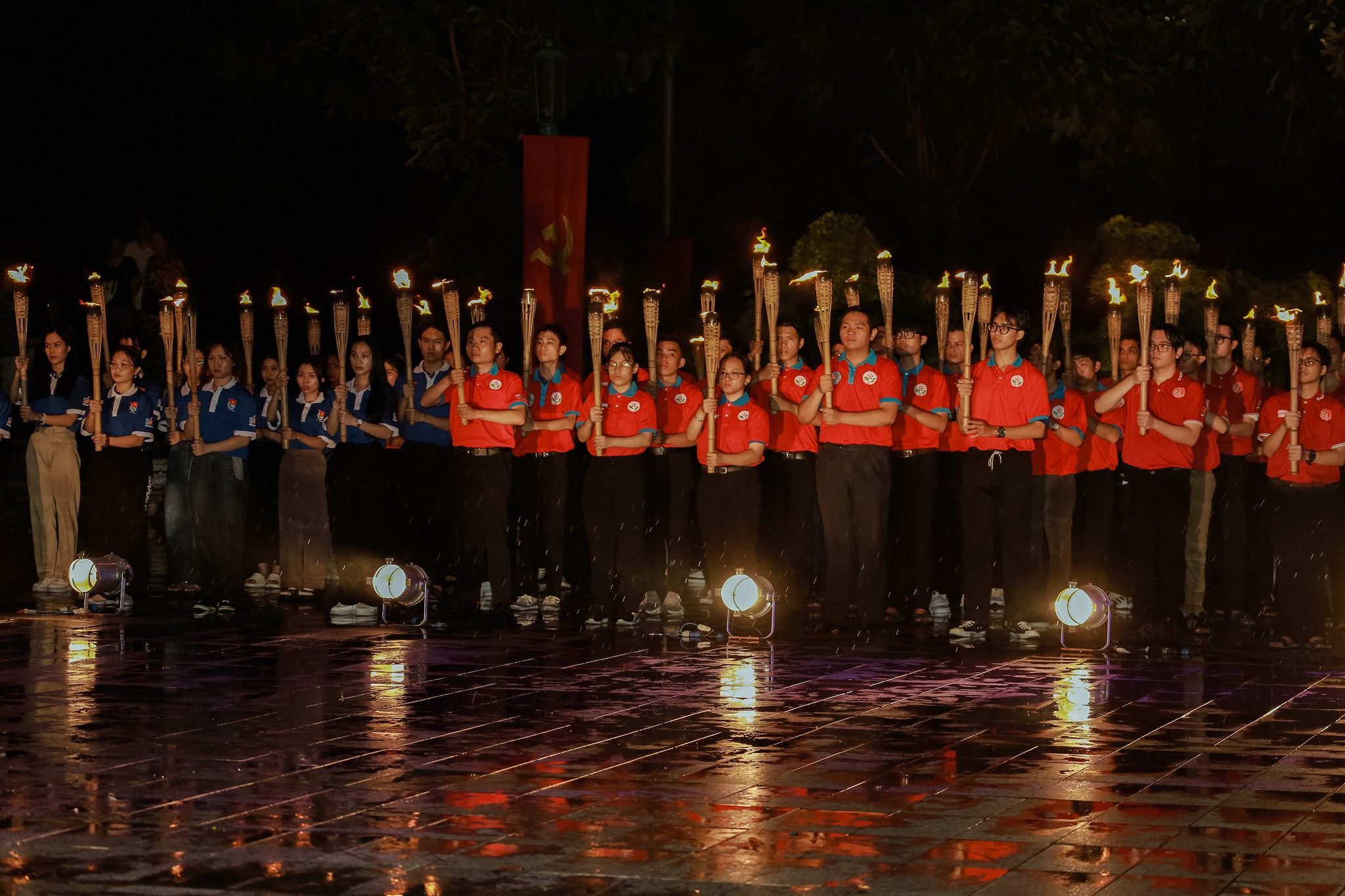 Đoàn viên, thanh niên dâng hương và thắp nến tri ân các anh hùng liệt sĩ tại Nghĩa trang TPHCM