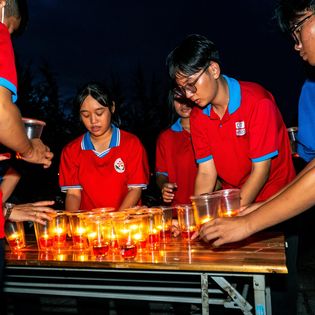 Đoàn viên thanh niên đồng thắp nến tri ân các anh hùng đã ngã xuống vì độc lập tổ quốc