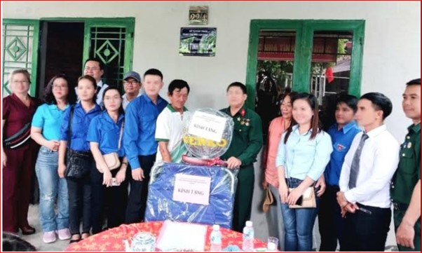 Tặng quà cho gia đình ông Nguyễn Văn Tám