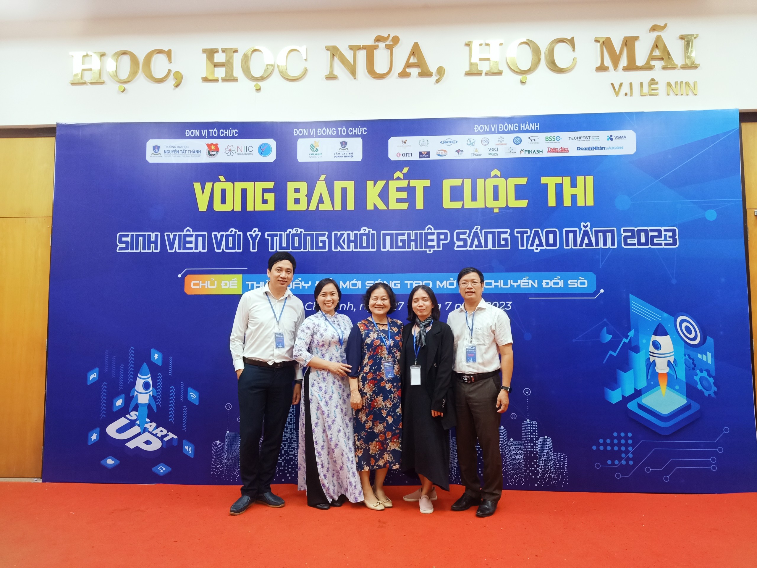 Ban giám cuộc thi