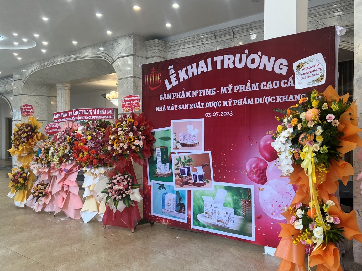 Trước sảnh lễ khai trương ra mắt thương hiệu mỹ phẩm N’fine