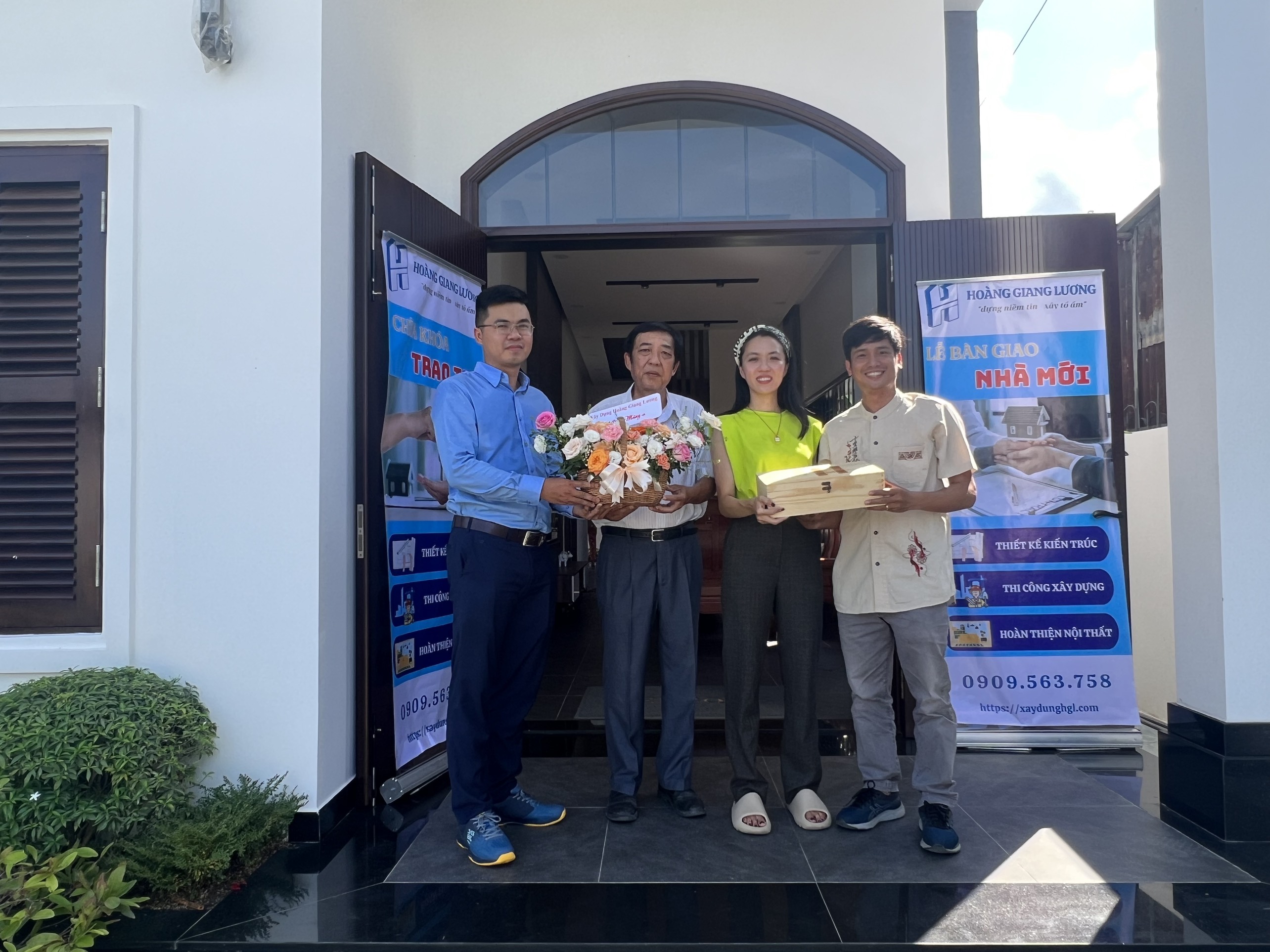 Bàn giao công trình Lala’s Villa. Ông Nguyễn Minh Trực_ GĐ công ty Hoàng Giang Lương( bìa trái) ; Bà Kiều Nhi và người nhà_ Chủ đầu tư dự án; Ông Hồ Ngọc Nhân_Cố vấn cấp cao công ty xây dựng Hoàng Giang Lương ( bìa phải).