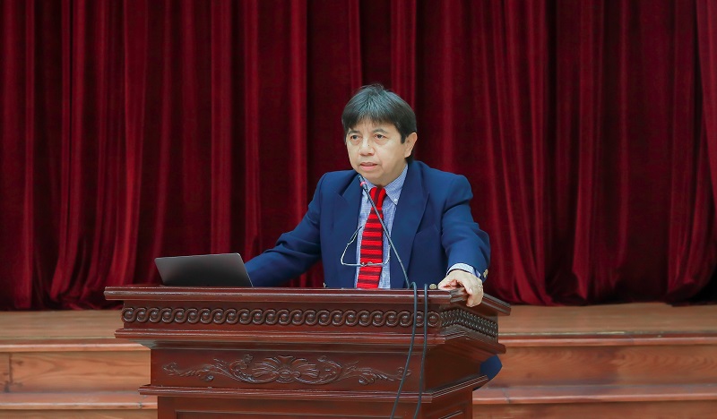 TS. Alex Brillantes, Tổng Thư ký Tổ chức Hành chính miền Đông Thế giới (EROPA) phát biểu chào mừng và trình bày tham luận tại Tọa đàm.